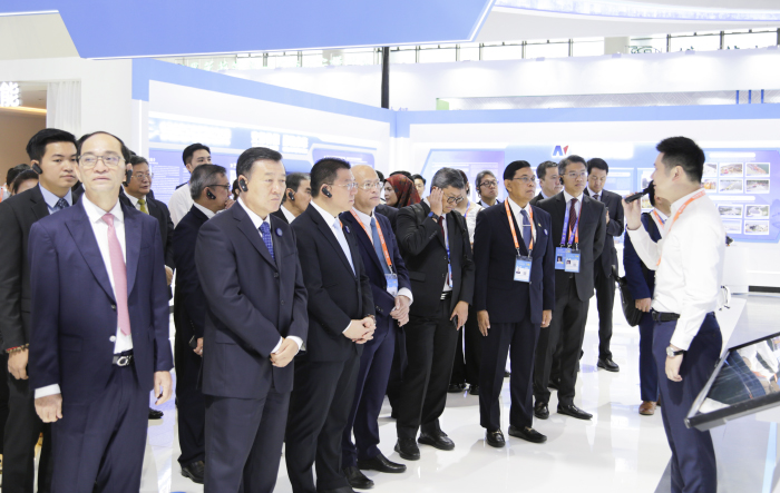 住建部黨組書記、部長倪虹攜東盟各國建設(shè)部長參觀“中國—東盟建筑業(yè)合作與發(fā)展成果展”太平洋建設(shè)展位1.jpg