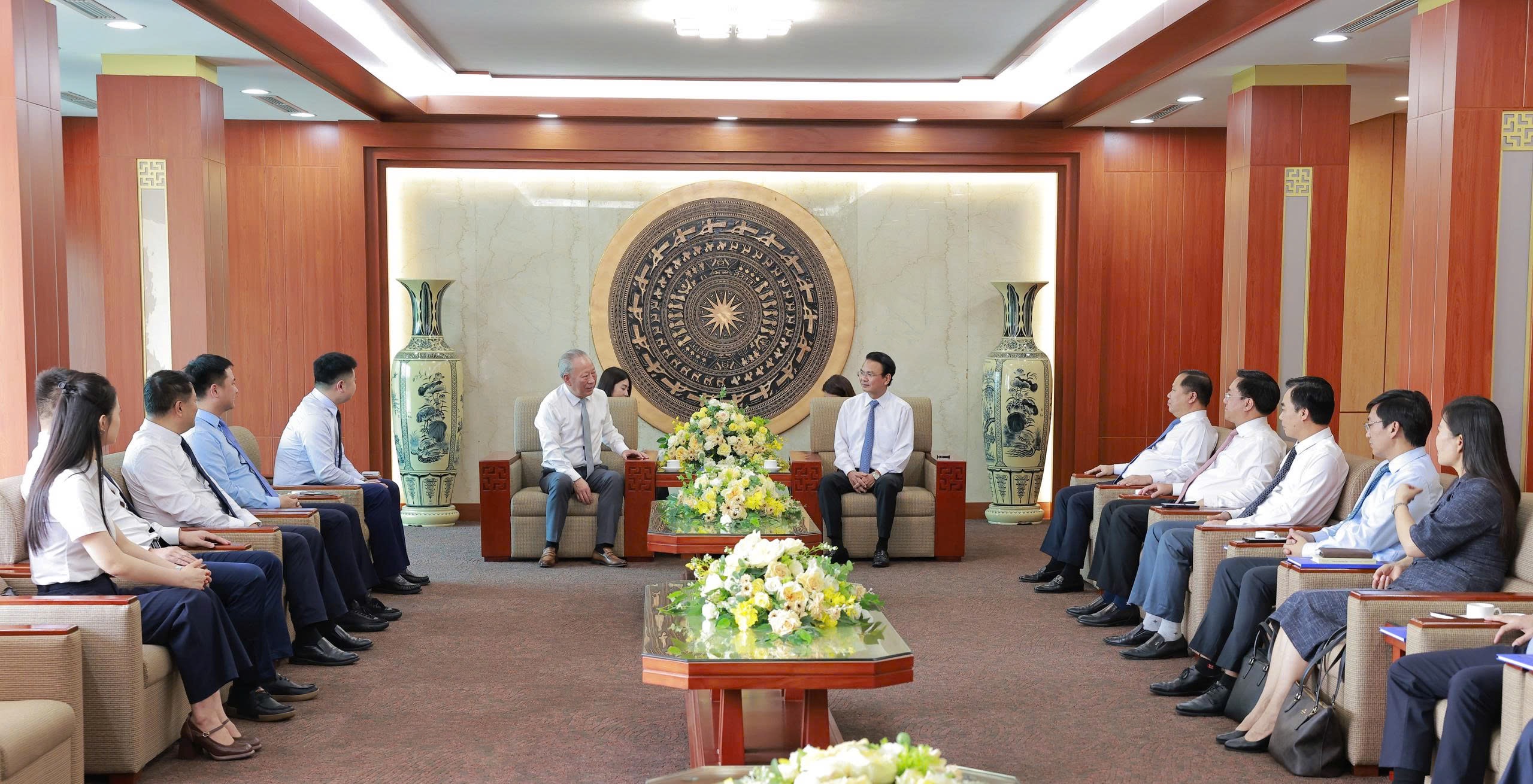 20250724嚴(yán)介和理事長(zhǎng)與越共中央委員會(huì)委員，富壽省委書記鄧春峰會(huì)談2.jpg